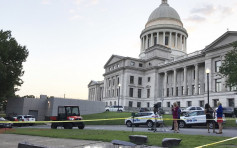 開車撞毀阿肯色州議會大樓十誡石碑　男子重施故技再被捕