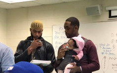 美國男學生帶女嬰上堂 「暖男」教授請纓邊教書邊湊B 