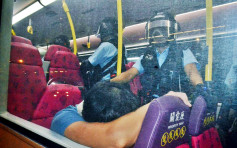 【逃犯条例】九龙湾防暴警察上巴士搜捕示威者 过百人到场抗议