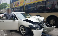 私家车葵涌铲巴士站司机涉5罪被捕  乘客鸡飞狗走：撞完后波仲撞多次
