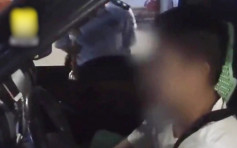 贵州男开车醉酒停在路中央两个多小时  警员敲窗喊「起来了」