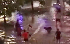 河南校园暴雨水浸学生打水战 事后惊闻被粪水污染