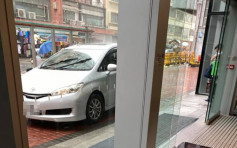 Juicy叮｜男司机为免女友被雨淋湿 揸车铲上行人路直达商场门口惹议