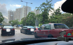 龍翔道的士撼私家車 往觀塘方向交通擠塞