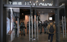 【修例风波】网民发起「元朗恐袭七个月静坐」 防暴警商场门外戒备