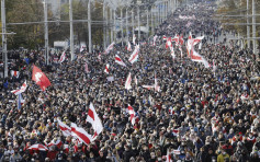 无视内政部扬言开火 白俄首都逾5万人反政府示威