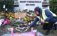 佛州校园枪击案一周年 逾千学校举办悼念仪式