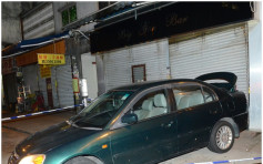 私家车倒撞九龙城酒吧铁闸 口罩男弃车逃去
