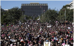 特朗普就职一周年 全美数十万妇女游行示威