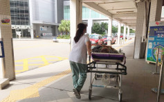 【机场集会】红衣人聚集接《环时》记者出院 玛嘉烈护士：不应阻碍医院运作