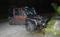 平治吉普荔枝角越線撞壆 車頭嚴重損毀33歲司機輕傷
