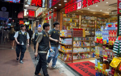 五一黃金周｜海關人員到購物區藥店、海味店及珠寶店宣傳  提醒商戶須遵守《商說》