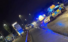 英国超市停车场发生枪击案2男子受伤