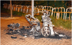 牛頭角彩興路電單車遭縱火 燒成廢鐵