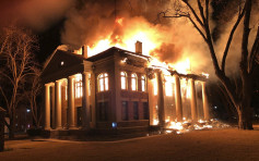 德州逾百年历史法院大楼起火 警方拘捕一名疑犯