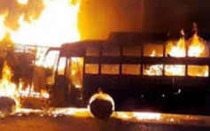 印度巴士与货车相撞起火 酿20人死亡