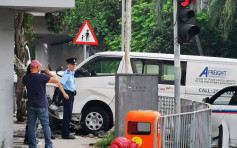 香港仔货VAN撞私家车 失控铲行人路撼铁栏
