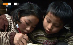 9岁女童愿当哥哥「小拐杖」 每天背残疾哥哥上学