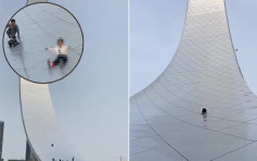 小孩爬上遼寧地標建築「生命之環」當滑梯 險象環生