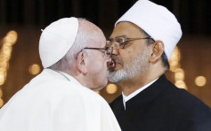 與伊斯蘭教領袖親擁 教宗籲各宗教共同反戰