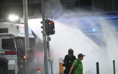 【修例风波】皇后大道东示威者掷汽油弹 警方水炮车射水驱散
