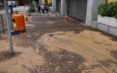 葵兴站外爆水管 大量沙泥水涌路面
