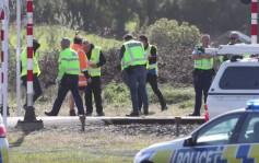 紐西蘭北部火車與校車相撞 校車司機亡數十學童傷