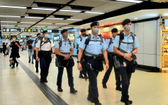 警反恐特勤队在钻石山及九龙塘站内巡逻