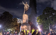 雪梨市内库克船长雕像被涂污 两女子被捕
