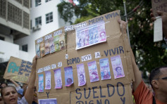 委内瑞拉新钞将砍5个零 民众人心惶惶抢购日用品