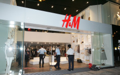 十多人到尖沙嘴H&M分店抗議 斥抹黑新疆棉花促道歉