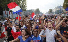 法国民众涌街庆祝再夺世界杯 多地有人滋事抢劫破坏