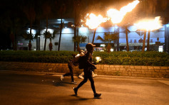 【修例风波】示威者堵元朗大马路纵火投掷汽油弹 黑衣人涂鸦掉杂物