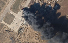 俄烏局勢｜俄軍直升機停泊赫爾松機場 被烏軍擊中冒出濃煙