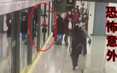 上海地铁女乘客被月台门夹死 涉事綫路开通无人驾驶一年 