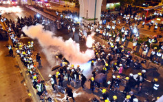 【721衝突】上環示威者多次衝擊警方防綫投擲硬物 警方發射多枚催淚彈驅散