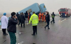 黑龙江巴士疑路面结冰失控侧翻 酿4死15伤　
