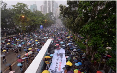 【維園集會】大雨持續2小時仍人頭湧湧 參加者：警方不挑釁不會有衝突