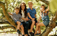 凱特攜3子女爬樹拍照 溫馨甜蜜賀英母親節