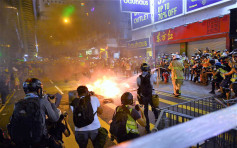 【堵塞紅隧】示威者焚燒雜物放推車衝向警察 警斥嚴重威脅人身安全