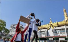 60緬甸警倒戈加入示威行列