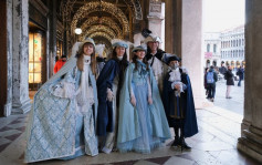 威尼斯嘉年华停摆2年重新登场 吸引5万人狂欢