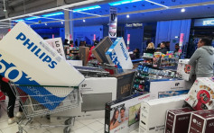 电视机标错价售270港元 法超市拒售顾客堵出入口发泄