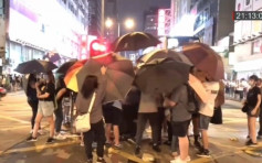 【修例风波】示威者旺角警署外聚集 警方沿弥敦道推进