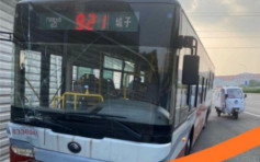北京巴士司机突撞向灯柱 再下车跳河自尽亡
