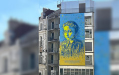 俄烏局勢｜藝術家巴黎街頭掛烏克蘭女孩巨型畫像 冀提醒戰爭代價