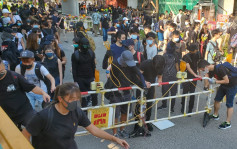 【修例风波】屯门游行爆冲突堵路 警方警告示威者离开