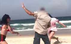 女游客爬澳洲古迹遭制止 对警卫丢沙吐口兼拳打脚踢