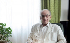 97岁匈牙利老翁坚持行医 成世界上最年老医生