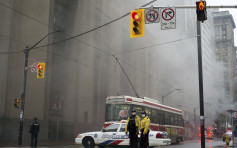 多倫多金融區繁忙時間地下變壓器疑過熱爆炸　濃煙捲半空
